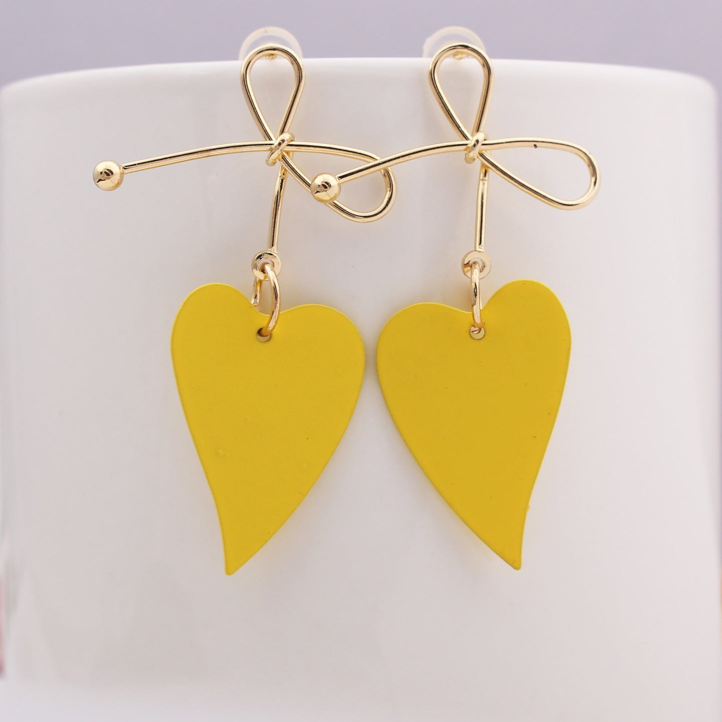 Boucles d'oreilles nœud papillon Moyyudé en métal doré avec pendentifs en forme de cœur jaune