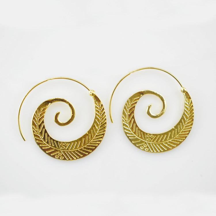 Boucles d'oreilles spirales dorées Moyyudé avec motif gravé élégant en forme de feuille