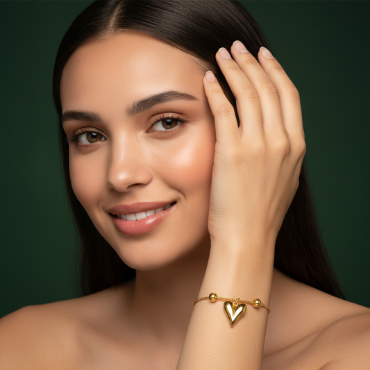 Bracelet Cœur Doré – Femme métisse