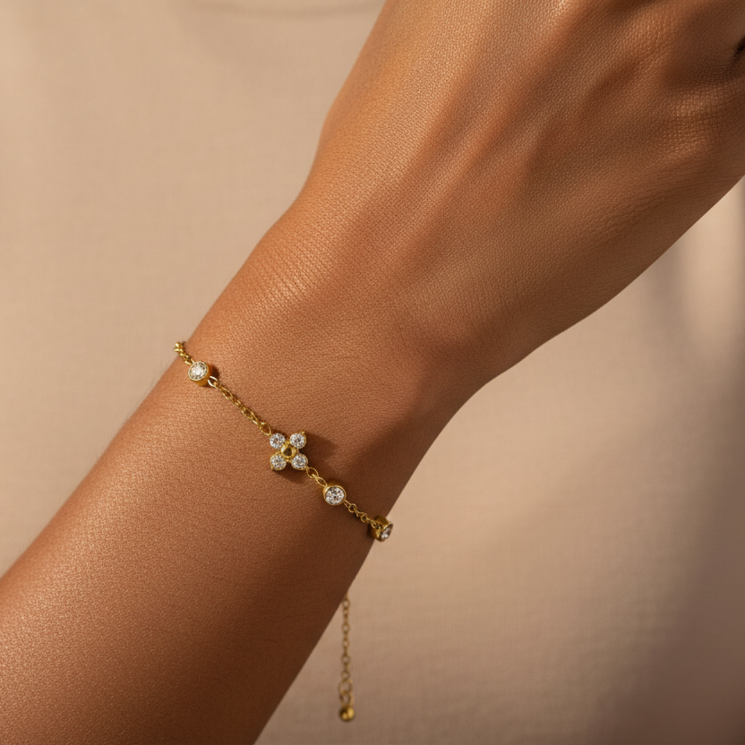 Bracelet doré sur modèle indienne