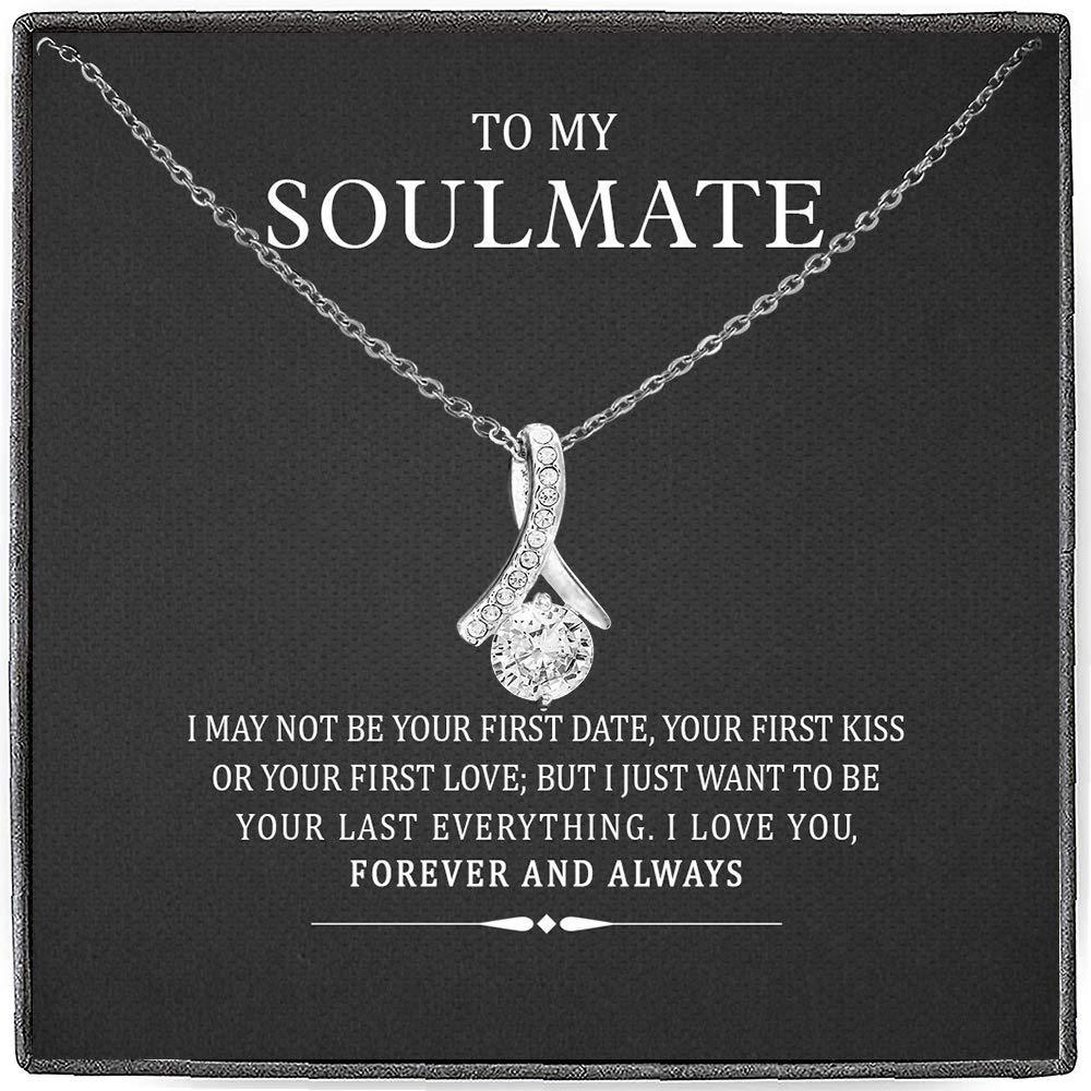 Collier cadeau d'amour argent avec pendentif élégant offert par Moyyude dans un coffret noir