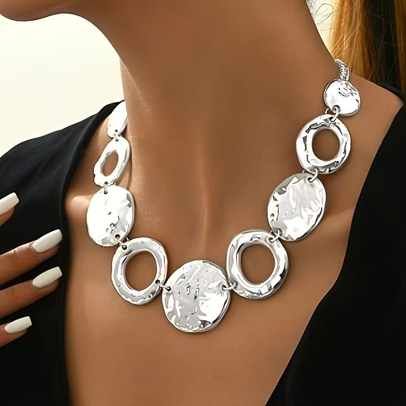 Collier design éthique Moyyudé en métal argenté avec motifs ronds texturés porté par une femme