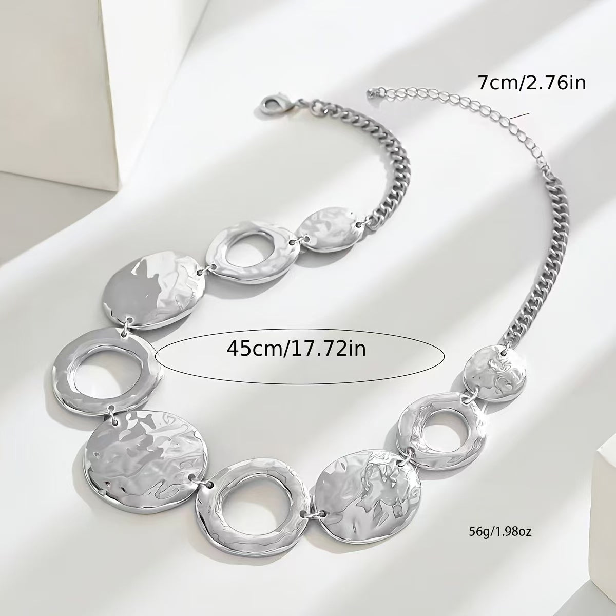 Collier design éthique Moyyudé en métal argenté avec cercles et surface martelée moderne