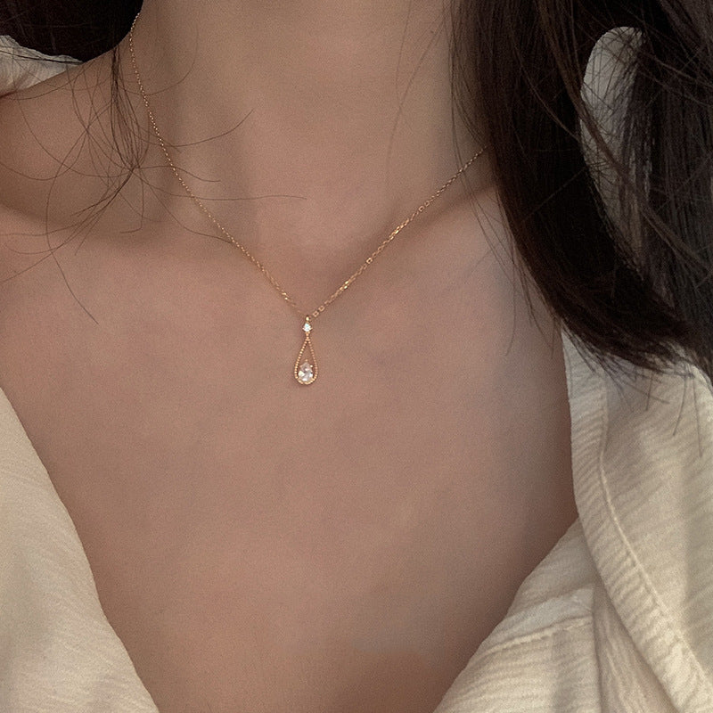 Collier goutte d'eau zircon style français Moyyudé porté autour du cou avec chaîne fine dorée