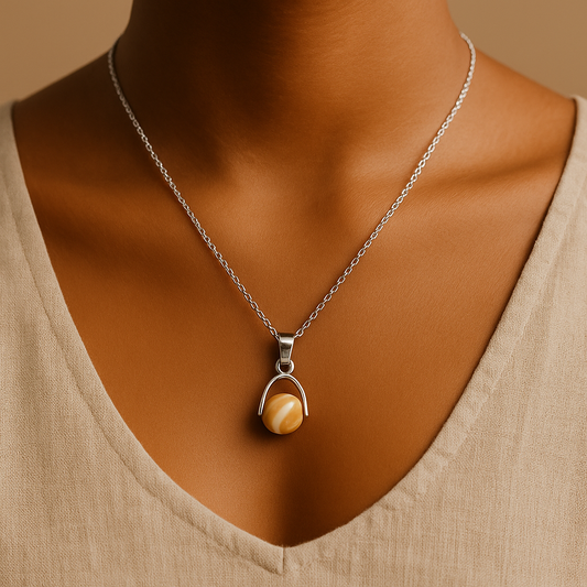 Collier nacre caramel femme avec pierre naturelle pendentif et chaîne argentée Moyyudé