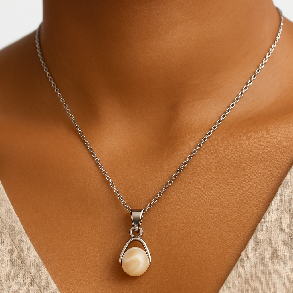 Collier nacre caramel femme Moyyudé avec pendentif pierre naturelle sur chaîne argentée