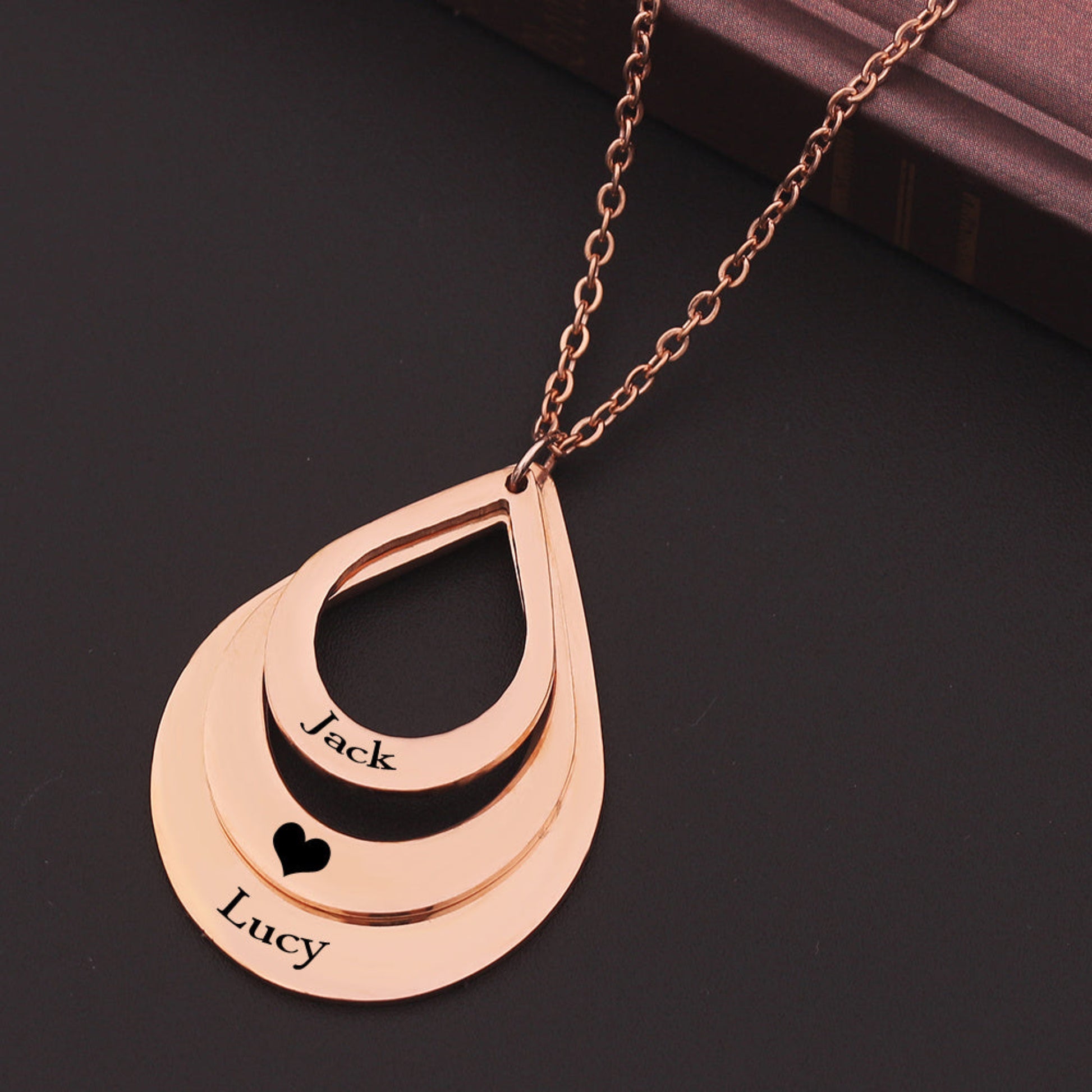 Collier personnalisé gravé en or rose pour femme avec pendentifs goutte et noms gravés Jack et Lucy