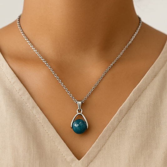 Collier pierre naturelle artisanale avec pendentif en perle bleue et chaîne argentée porté au cou