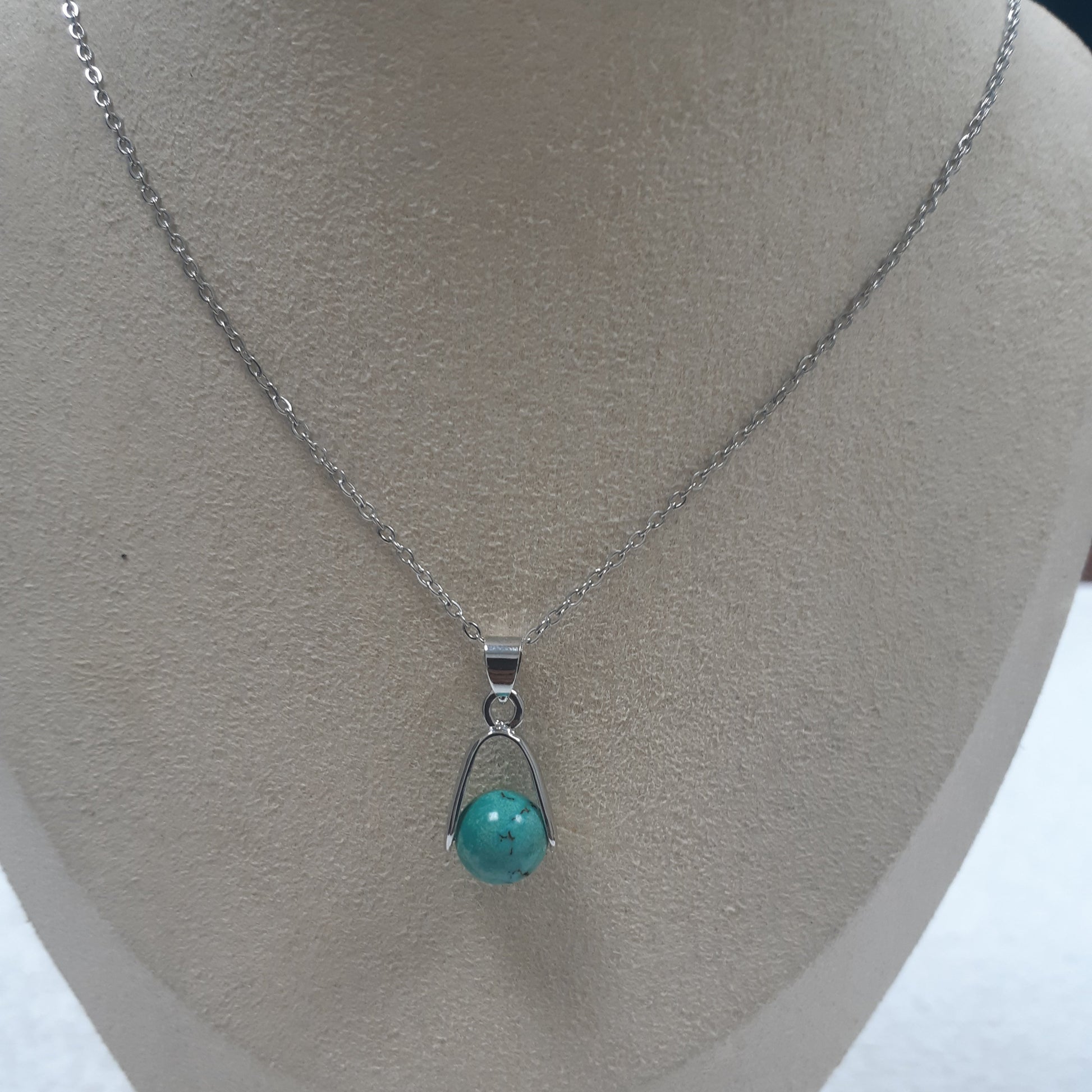 Collier pierre naturelle artisanale Moyyudé avec pendentif perle turquoise sur chaîne argentée