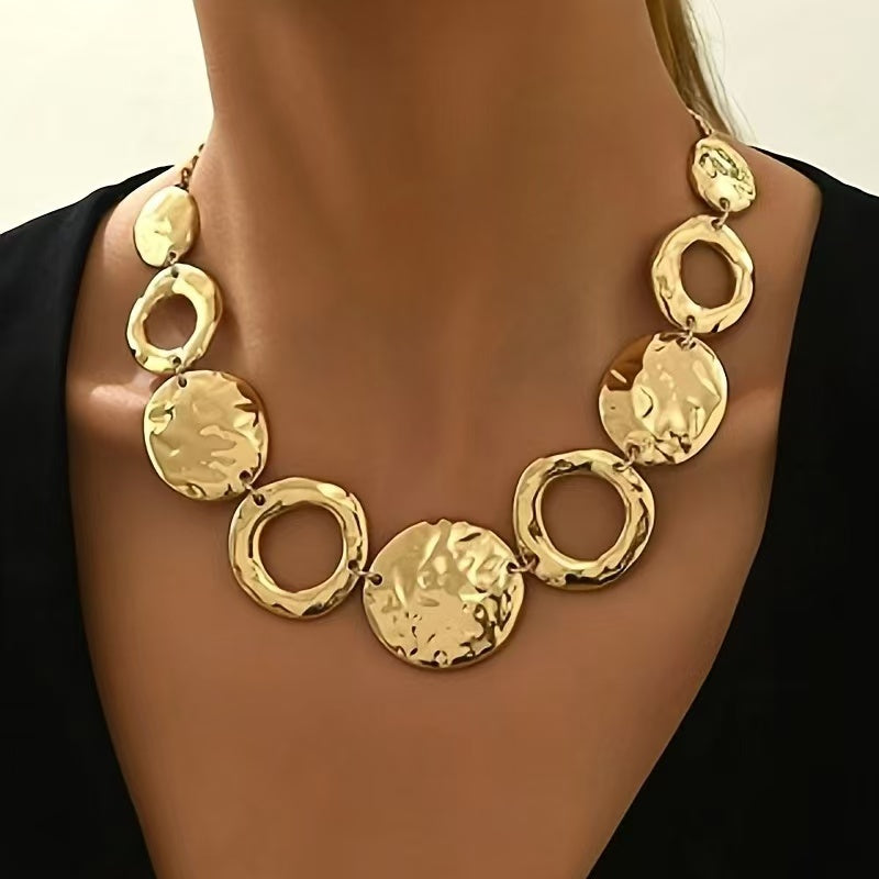 Collier fait main Moyyudé avec design unique collier doré composé de cercles martelés élégants