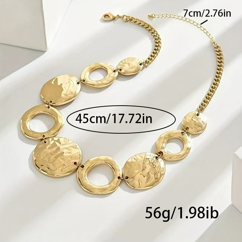 Collier fait main avec design unique collier doré composé de formes rondes martelées