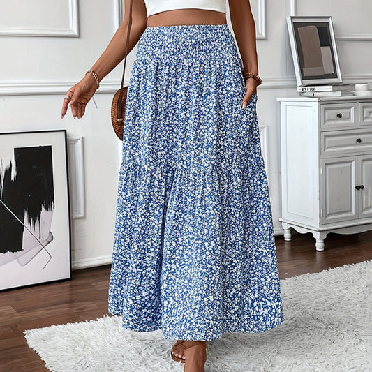 Jupe longue bohème chic bleue à motifs floraux portée en intérieur par une femme