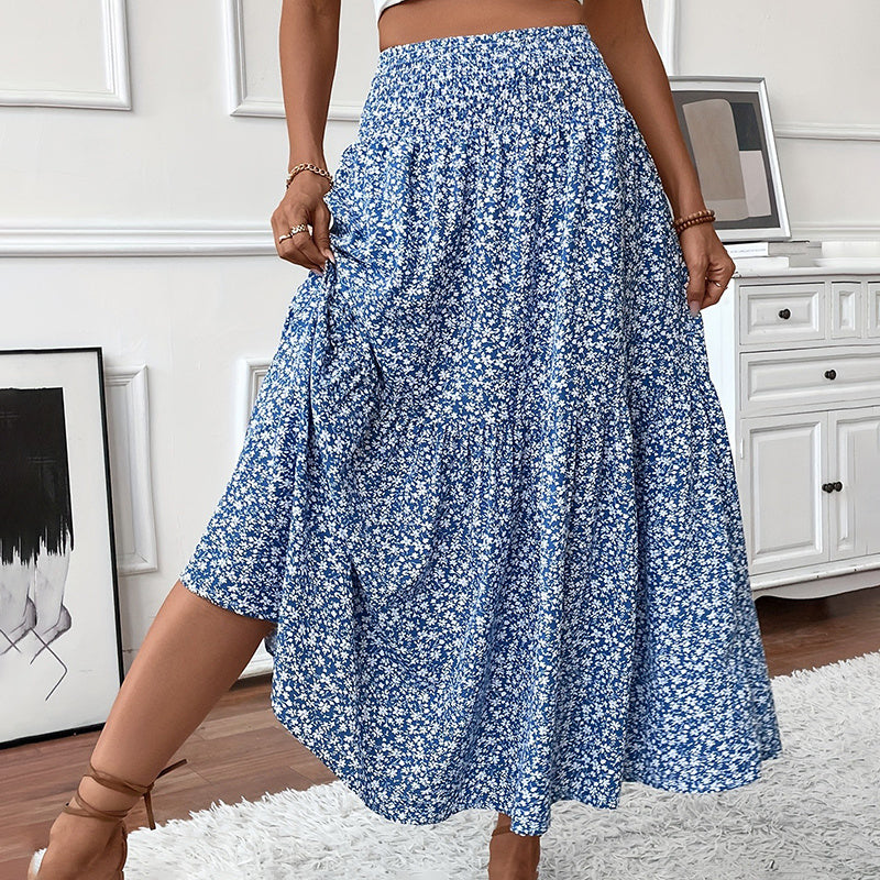 Jupe longue bohème chic Moyyudé bleu à petites fleurs blanches portée en intérieur