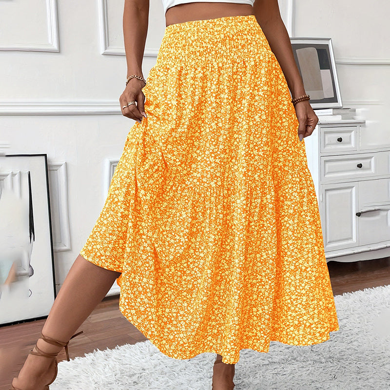 Jupe longue bohème chic jaune à motifs floraux Moyyudé portée avec sandales pour un look estival