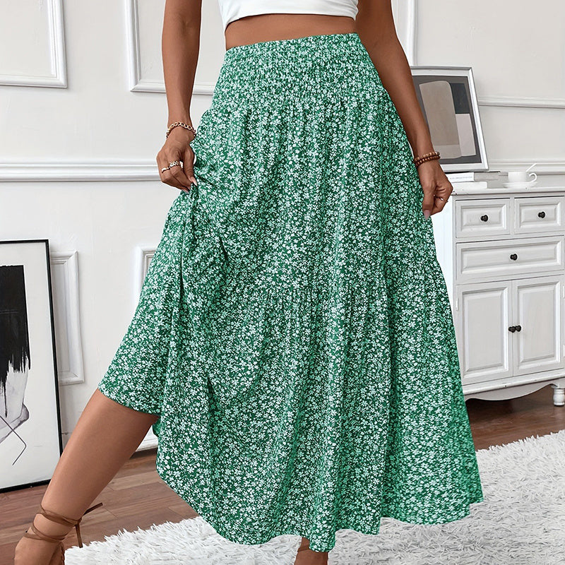 Jupe longue bohème chic verte à petites fleurs blanches de la marque Moyyudé, portée par une femme
