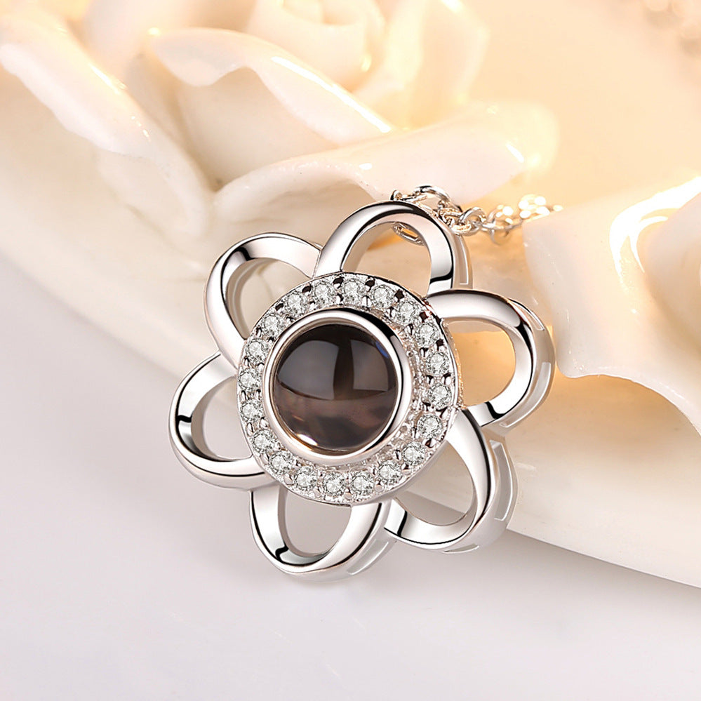 Collier femme Moyyudé avec pendentif fleur de cerisier en métal argenté orné de pierres brillantes