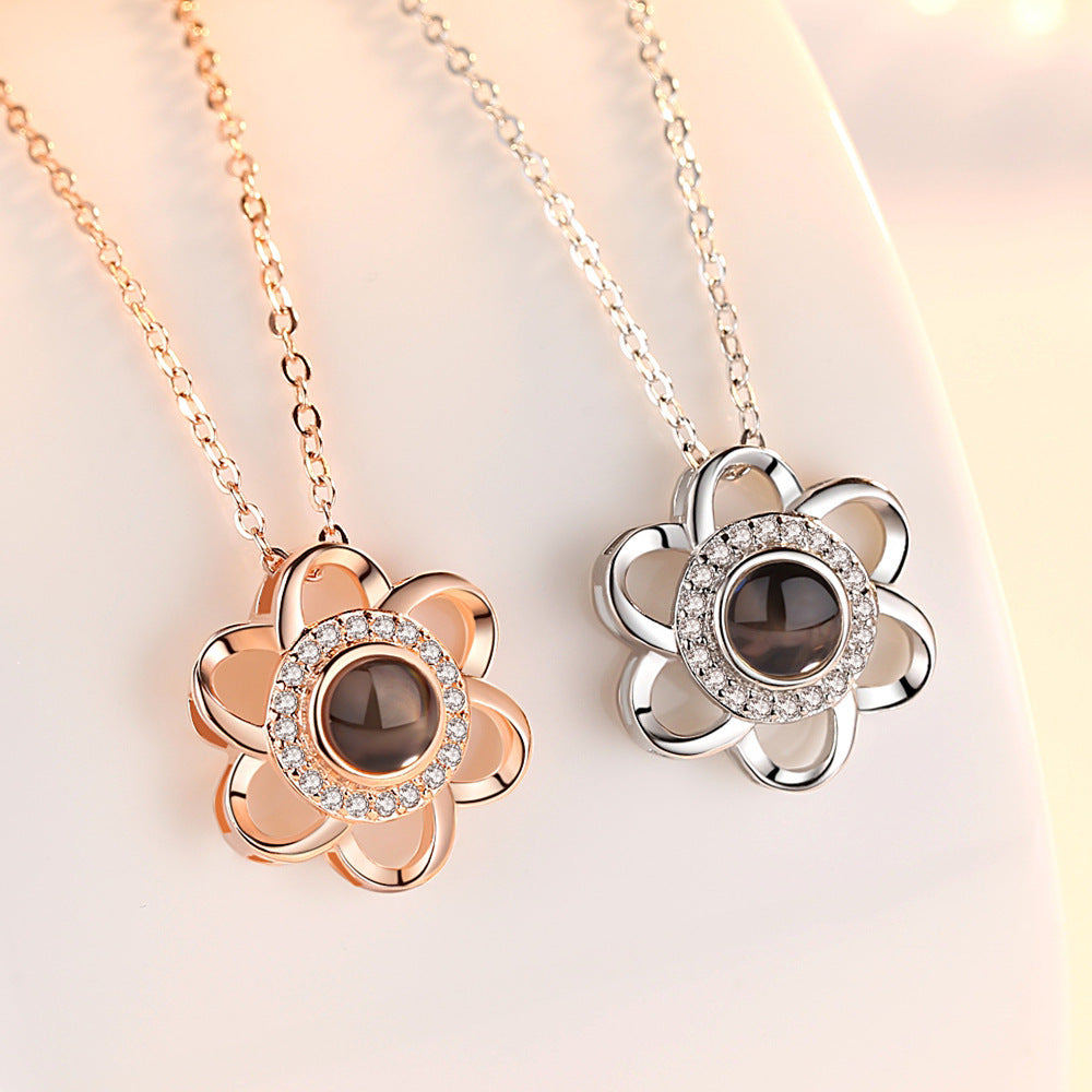 Collier femme Moyyudé avec pendentif fleur de cerisier en or rose et argenté avec pierre centrale et strass
