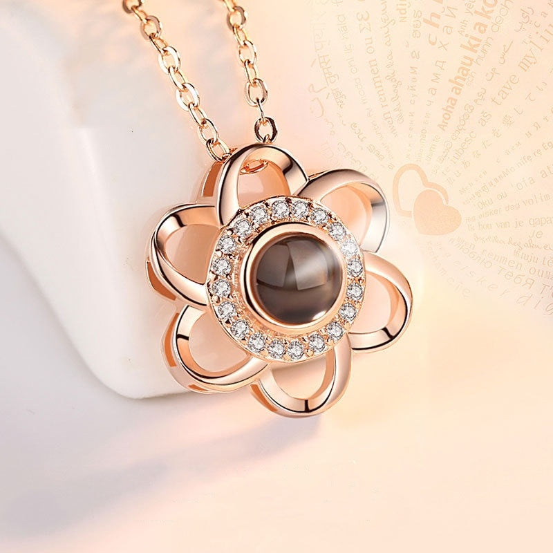 Collier femme Moyyudé avec pendentif fleur de cerisier en métal doré et strass éclatants