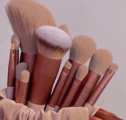 Set pinceaux teint et yeux Moyyudé avec poils doux et manches cuivrés pour maquillage précis