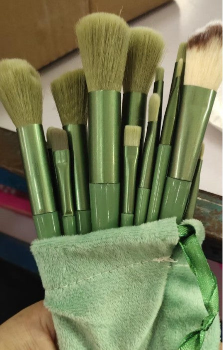 Set pinceaux teint et yeux Moyyudé avec poils verts et poignée verte dans pochette verte