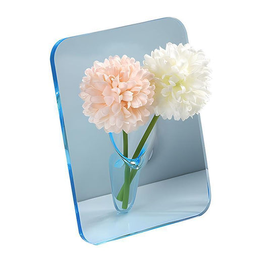 Vase acrylique transparent Moyyude avec deux fleurs pastel sur fond bleu clair